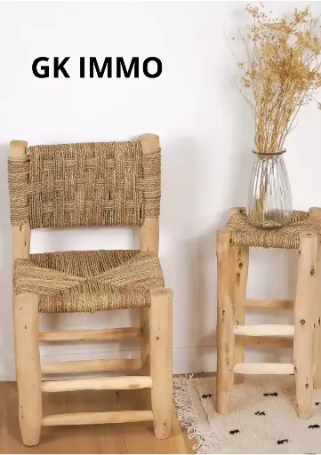 Une chaise en bois